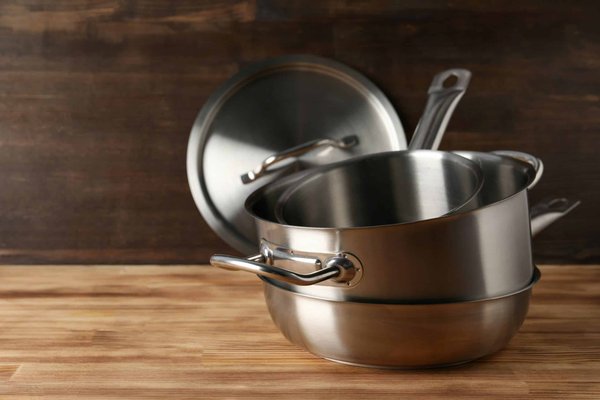 Come incorporare una borsa a secchiello in un outfit da lavoro?