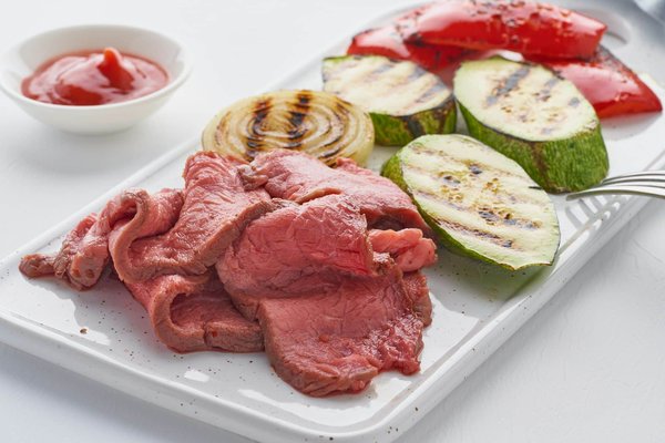 Quali sono le tecniche di cucina sottovuoto a bassa temperatura per carni tenerissime?